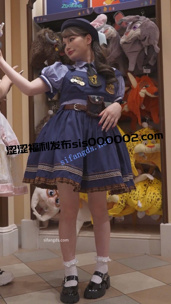 (BC-AA-583)兔耳警官服小姐姐逛街..蹲下自拍直接露内裤【1V】【299M】